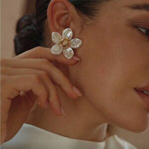Gold and White Flower Earrings Q798